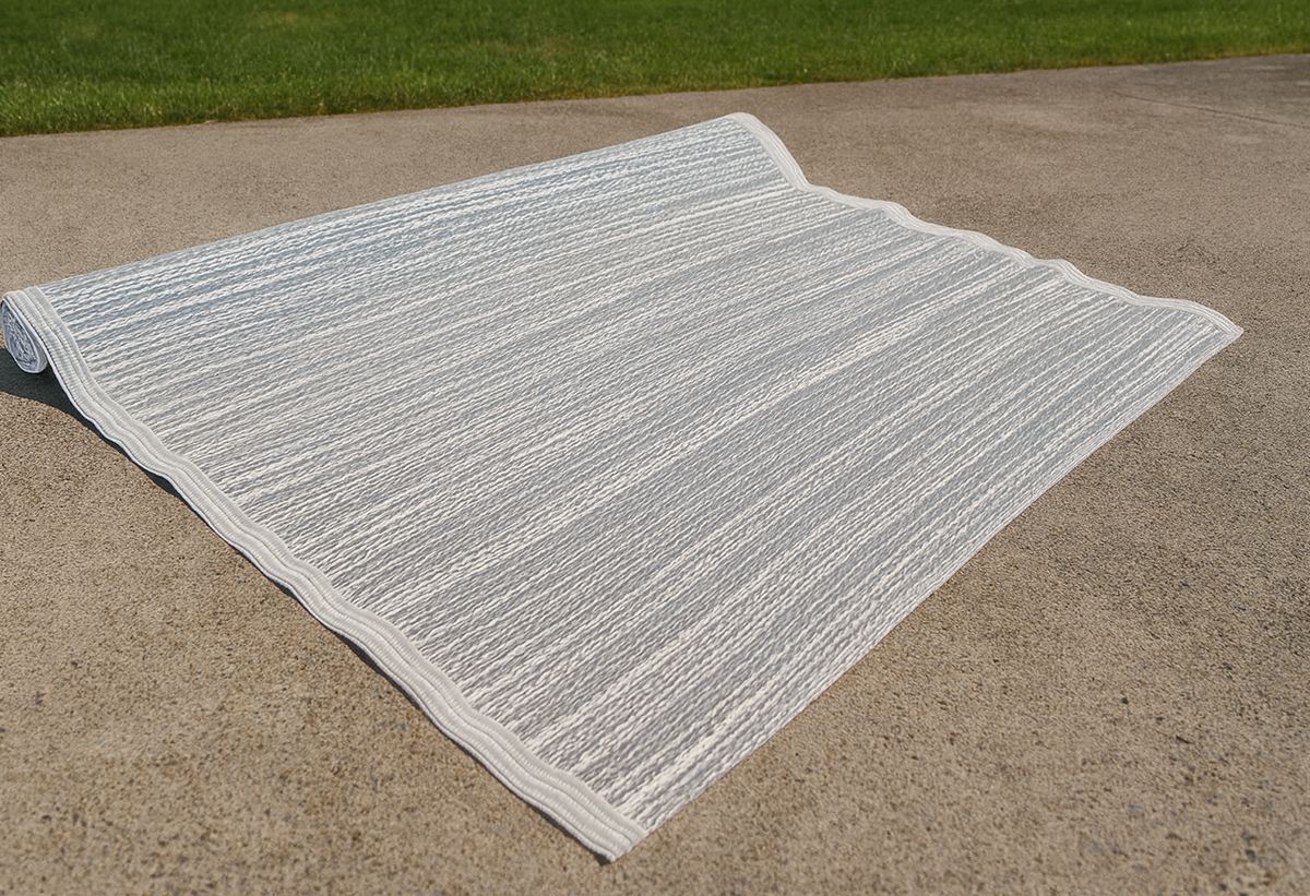 Απεικονίζεται το χαλί απλωμένο στο δάπεδο ενός κήπου.